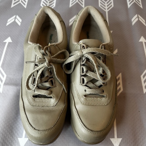 Hush Puppies The Body Shoe Beige Tan Comfort Curve Sneakers Women‎ Size 8.5M - Picture 1 of 11